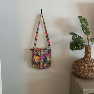 VTG Vera Bradley Retired 2013 Jazzy Blooms Tablet Hipster Crossbody Bag‎